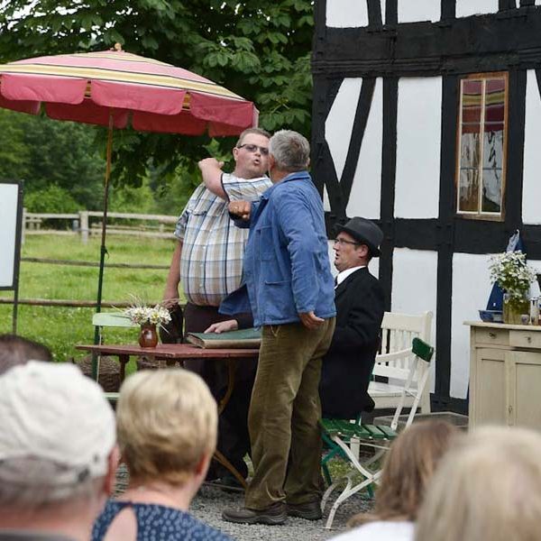 Mundarttheater-vor-dem-Haus-Hoppengarten-im-LVR-Freilichtmuseum-Lindlar-final